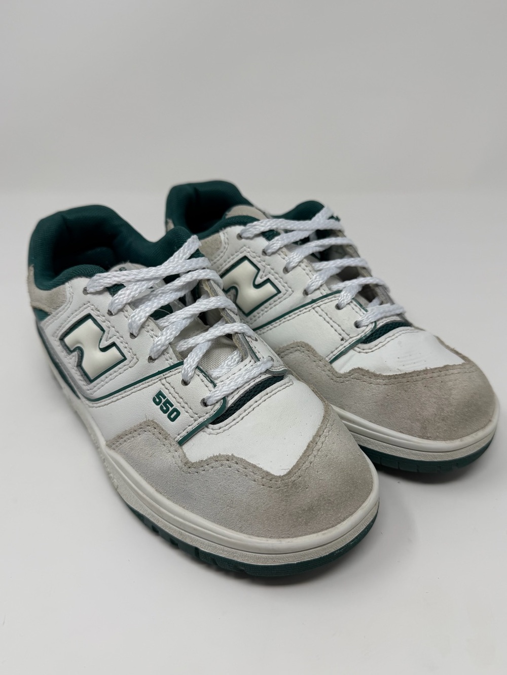 Kids New Balance White and Green 550 Athletic Sneakers Sz.13